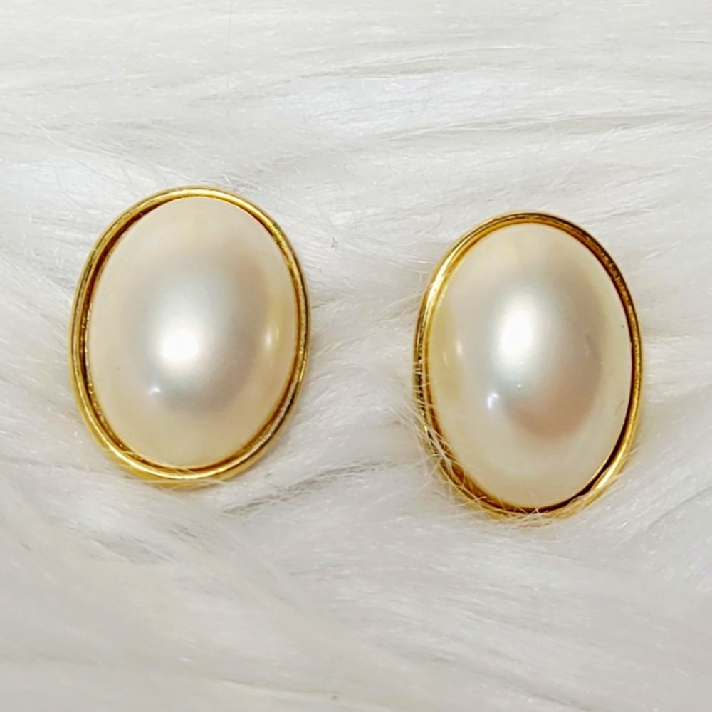 Women's Gold Tone Oval White Simulated Pearl Bezel Stud Earrings